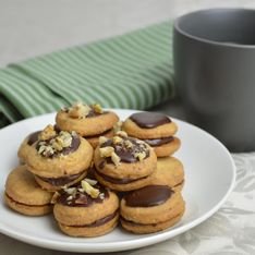 Walnuss-Marzipan-Plätzchen: Saftige Doppeldecker-Kekse mit Schokolade