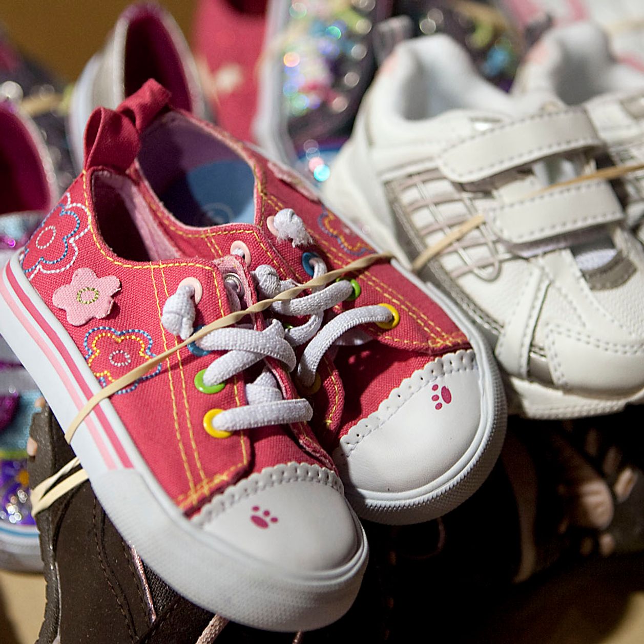 "Des bleus et des gonflements" : les chaussures de sa fille scotchées à ses pieds à la crèche