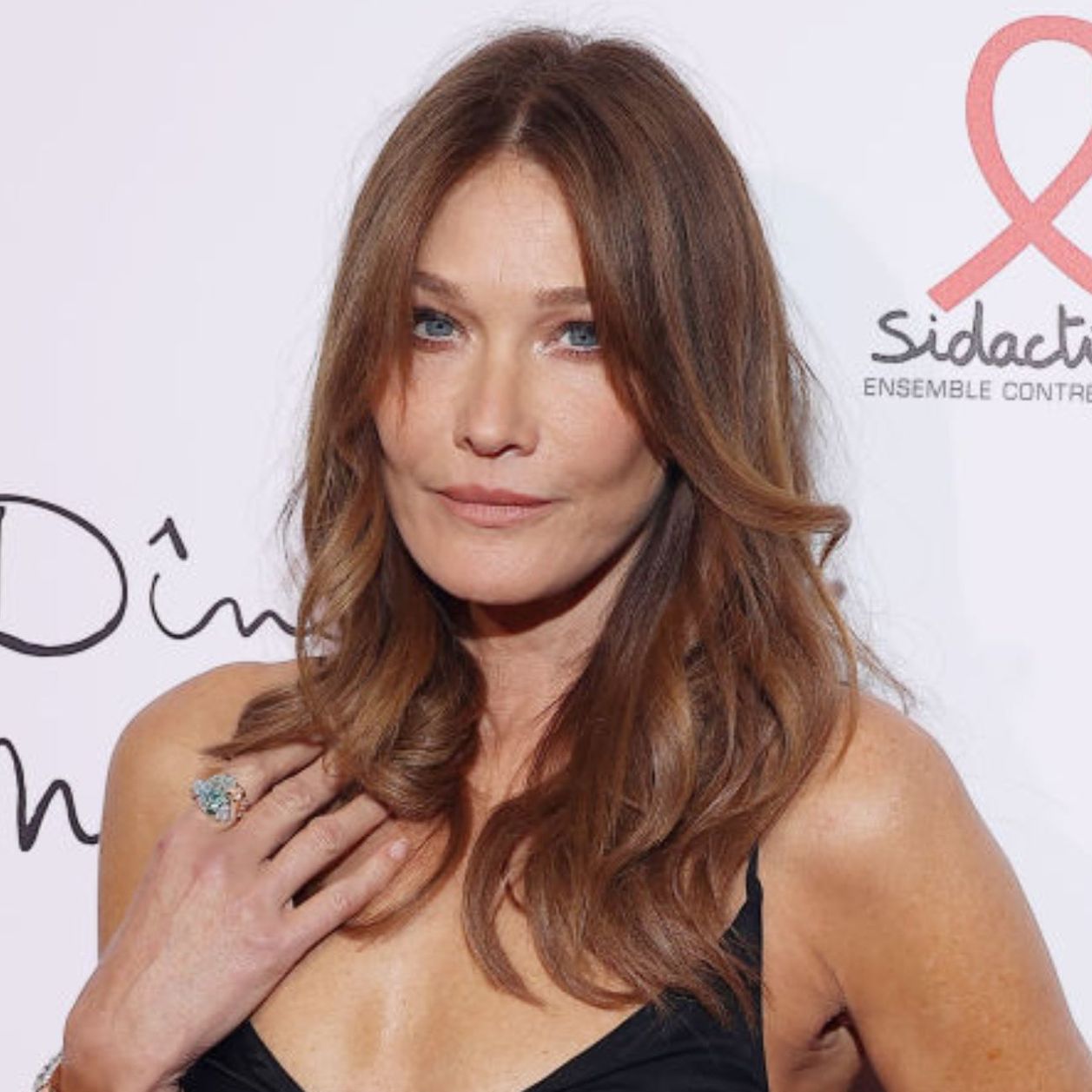 Carla Bruni : pour elle, Bertrand Cantat a bénéficié d’une “indulgence”