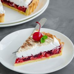 Rezept für einen Feuerwehrkuchen: Süßer Kirschkuchen mit Sahnehaube