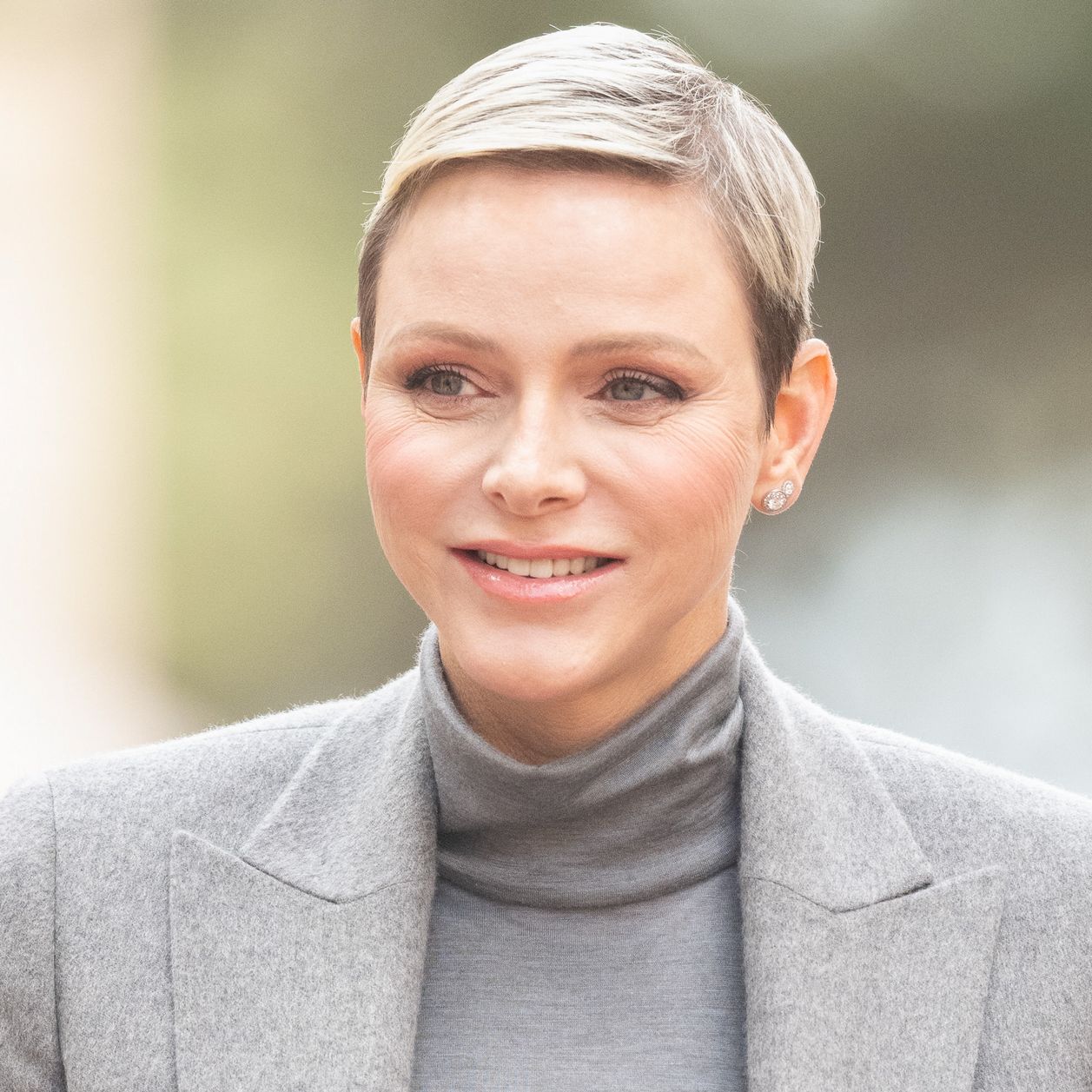 Charlene de Monaco : la princesse radieuse aux côtés d’Albert II pour une remise de prix