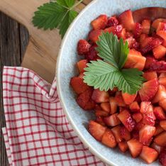 La délicieuse recette de salade de fraises à la fleur d’oranger de Cyril Lignac