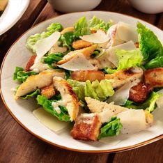 Cette recette de salade César facile, meilleure et moins chère qu'au restaurant !
