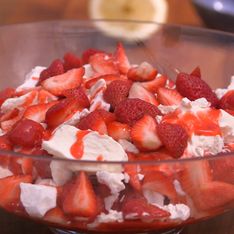 Il ne vous faudra que 10 minutes pour préparer ce dessert aux fraises et à la crème XXL de Laurent Mariotte