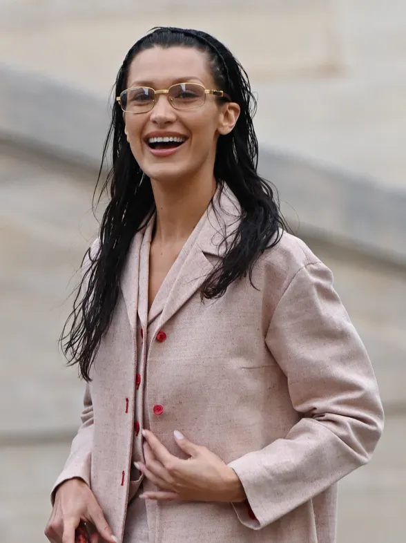 Estas zapatillas muy populares en los 2000 están de regreso en 2023, Bella Hadid las lleva todo el tiempo