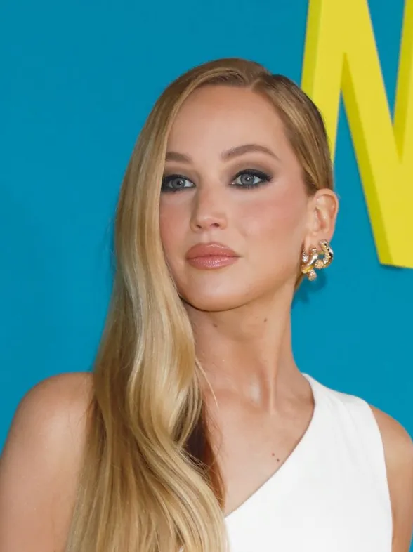 Jennifer Lawrence es una auténtica diosa moderna con este vestido de novia de inspiración antigua