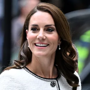Kate Middleton revela su cuerpo de ensueño con esta minifalda perfecta para este verano