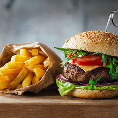 Cyril Lignac partage sa recette de burger maison et son astuce pour avoir une viande fondante et croustillante