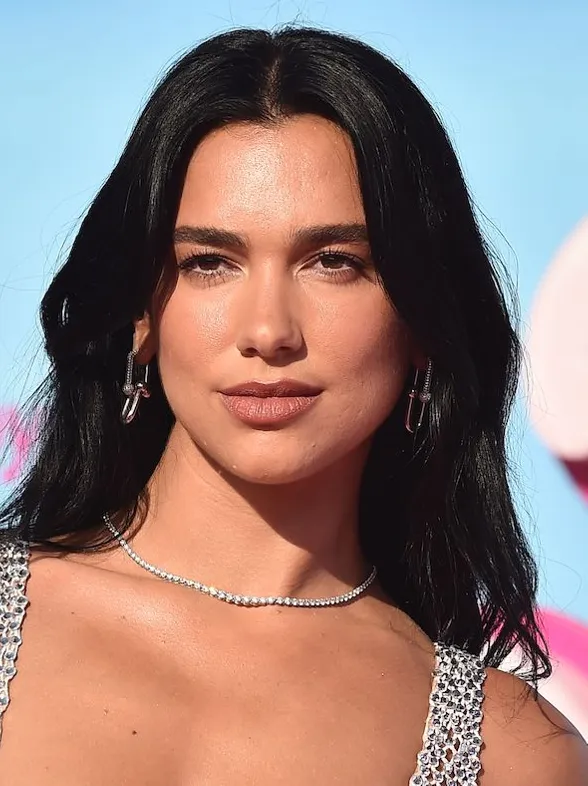 Dua Lipa se desnuda con este vestido de diamantes totalmente transparente para la premiere de Barbie