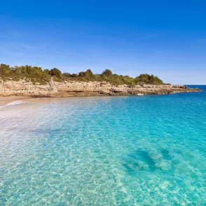 Esta playa española de aguas turquesas es una de las más bonitas del mundo (¡ a visitar con urgencia!)