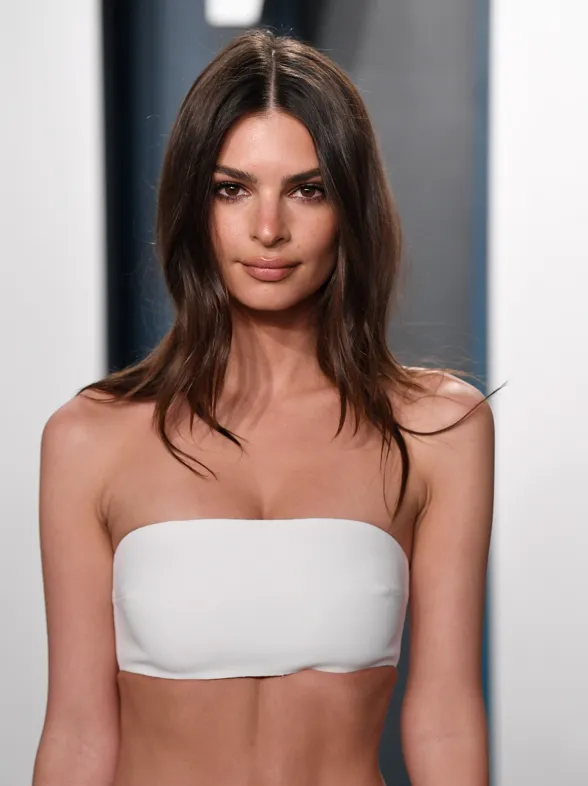 Estos 3 deportes son los mejores para deshacerse de la grasa y obtener los abdominales de Emily Ratajkowski