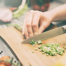 6 techniques importantes de découpe au couteau de base à connaître. Elles changent la vie en cuisine !