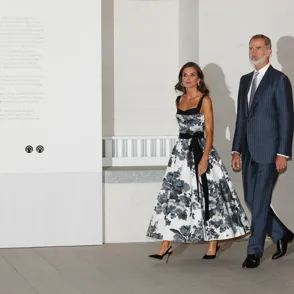 Reina Letizia vuelve a conquistar con su look y un vestido de Carolina Herrera de lo más favorecedor