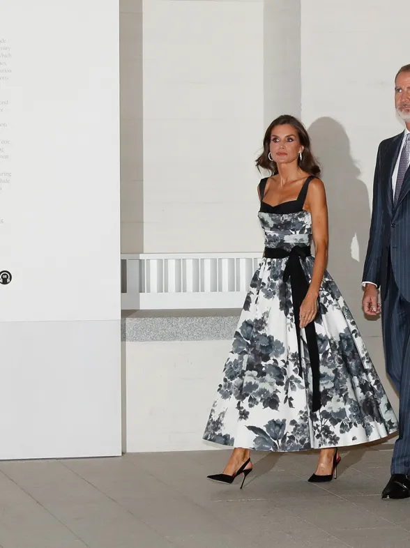 Reina Letizia vuelve a conquistar con su look y un vestido de Carolina Herrera de lo más favorecedor