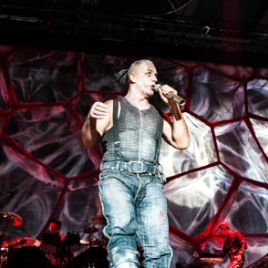 Multitudinaria protesta contra la banda Rammstein por acusaciones de abuso sexual de su vocalista