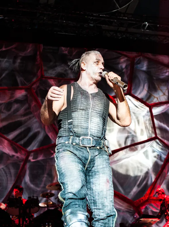 Multitudinaria protesta contra la banda Rammstein por acusaciones de abuso sexual de su vocalista