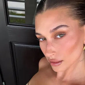 Maquillaje de verano al estilo Hailey Bieber: Tendencia "latte makeup"