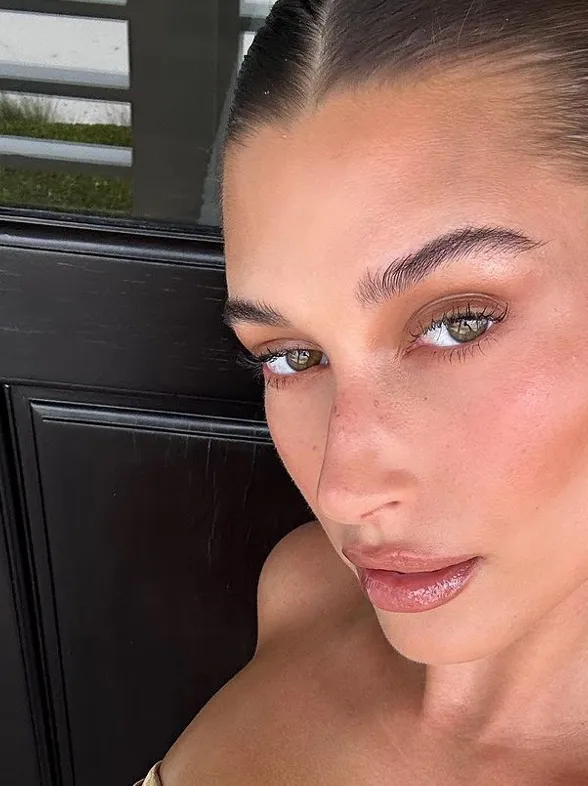 Maquillaje de verano al estilo Hailey Bieber: Tendencia "latte makeup"