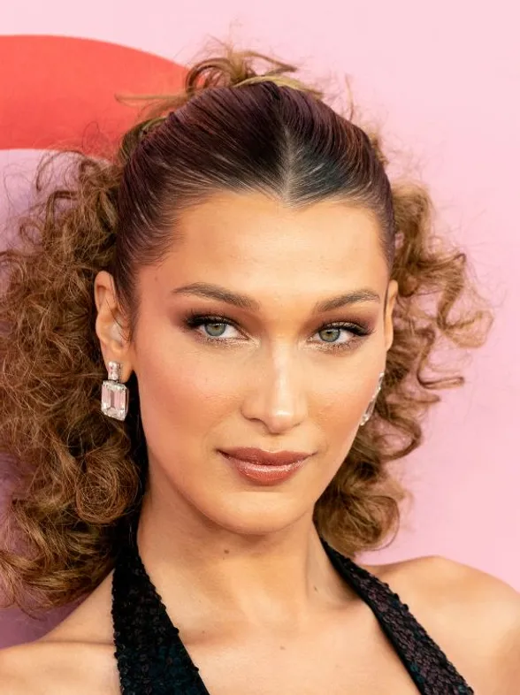 La modelo Bella Hadid celebra su victoria sobre la enfermedad de Lyme después de 10 años de lucha