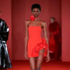 Las botas rojas vienen como tendencia Otoño-Invierno 2023/2024, pero Lady Di fue la primera en llevarlas