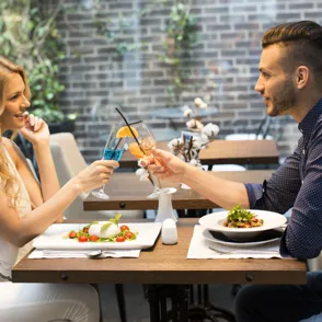Preparándote para tu primera cita: cómo leer el lenguaje corporal a través de su forma de comer