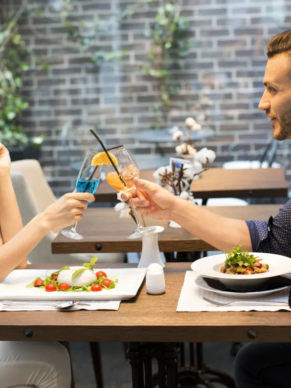 Preparándote para tu primera cita: cómo leer el lenguaje corporal a través de su forma de comer