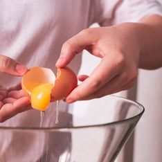 Vous ne ferez plus jamais tomber de coquille d’œufs dans vos préparations grâce à cette astuce simple mais efficace