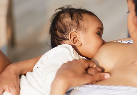 Allaiter mon bébé : les moyens de conservation du lait maternel