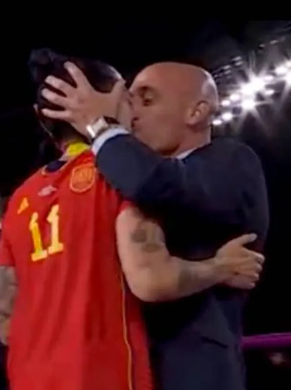 Luis Rubiales pide disculpas por polémico beso a Jenni Hermoso, en conflicto con protocolo antiviolencia de la RFEF