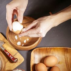 On a testé 5 façons d'écaler les œufs durs et voici celle qui fonctionne le mieux !
