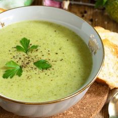 Cette recette de soupe à la courgette froide (ou chaude)  prête en 15 min ne demande que 3 ingrédients !