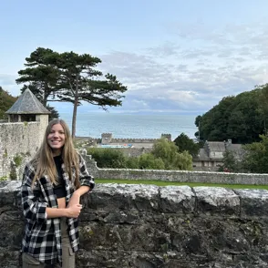 La Infanta Sofía ha llegado a Gales en donde pasará 2 años estudiando el Bachillerato. Los reyes se quedan solos