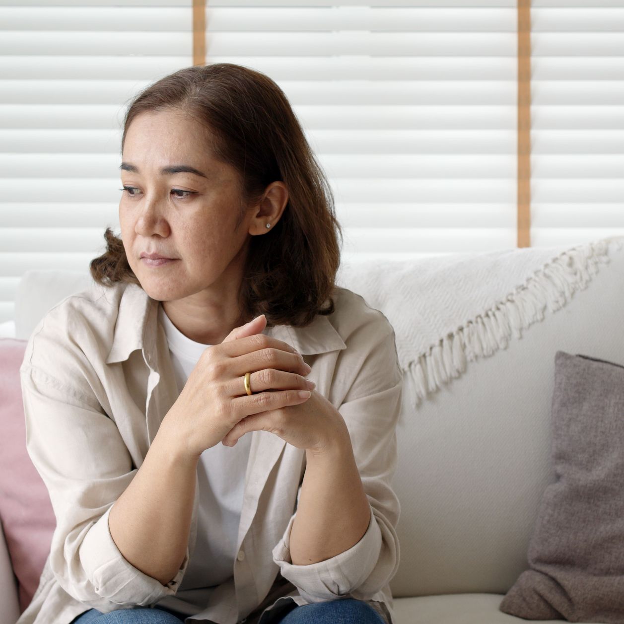 Empty nest syndrome affects mothers much more. How to face and manage it?