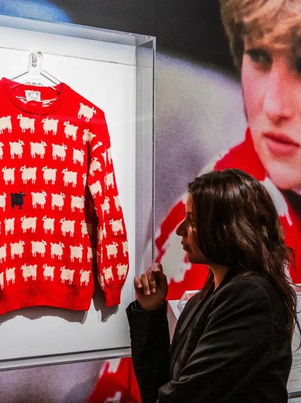 Sale a subasta el icónico jersey rojo 'Black Sheep' de Lady Di que podría superar los 70.000€
