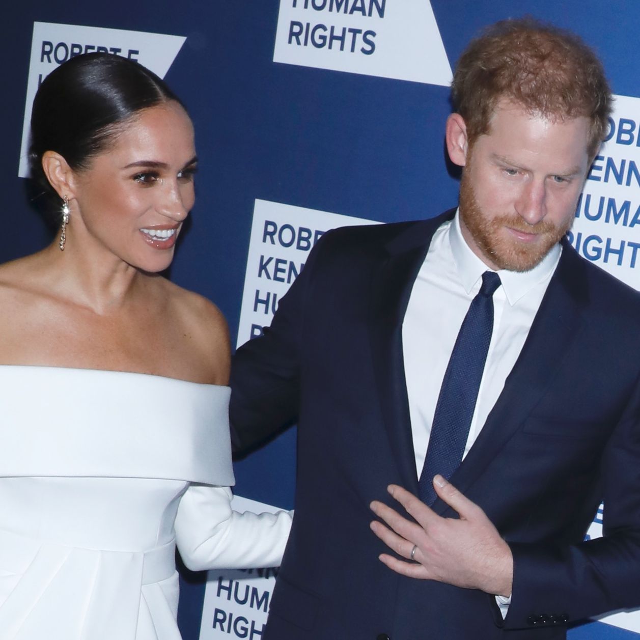 Meghan Markle joins Beyoncé's call and dazzles with an elegant silver look