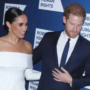 Meghan Markle se une al llamado de Beyoncé y deslumbra con elegante look plateado