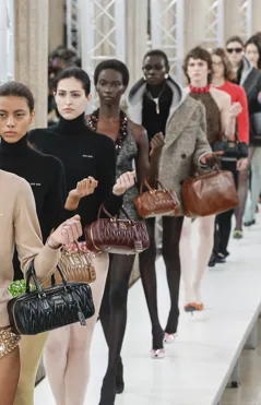 Louis Vuitton, Prada y Chanel firman los mocasines favoritos de la  temporada. Palabra del street style