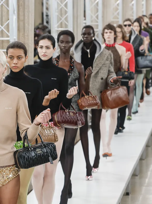 La tendencia más atrevida que llega este otoño/invierno 23-24 y que Emma Corrin sabe cómo lucir