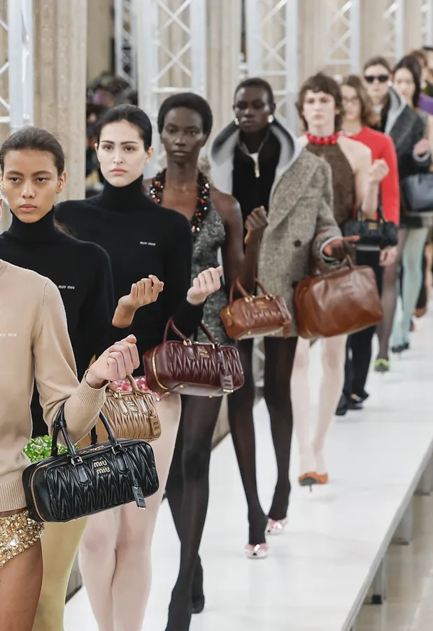 La tendencia más atrevida que llega este otoño/invierno 23-24 y que Emma Corrin sabe cómo lucir