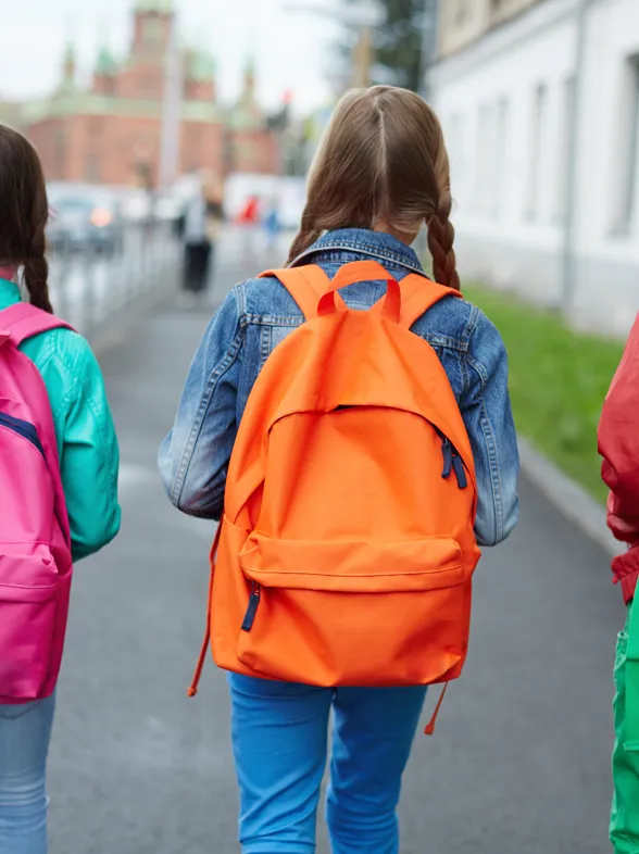 ¿A qué edad pueden ir los niños solos al colegio? Esto dicen los expertos