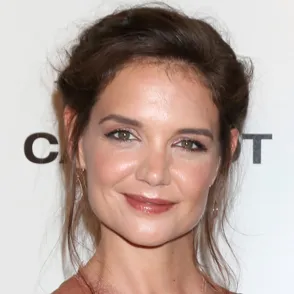 Los secretos de Katie Holmes para revivir tu mirada: trucos de maquillaje para ojos caídos y cansados