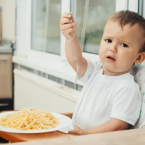 Evita estas 4 frases al hablar con tus hijos para fomentar una relación saludable con la comida