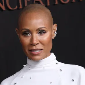 Jada Pinkett Smith: sin secretos y con un cambio de imagen sorprendente en su 52 cumpleaños