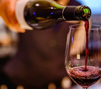 Ouvrir une bouteille de vin sans tire-bouchon ? 5 astuces pour y parvenir -  La Revue du vin de France