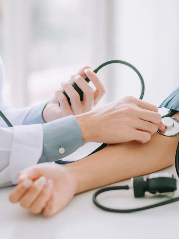 ¿Por qué medir la tensión arterial en diferentes posiciones puede salvar vidas de un ictus o infarto?