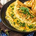 Omelette : voici l'ingrédient à ajouter absolument lors de la préparation pour un résultat léger et moelleux !