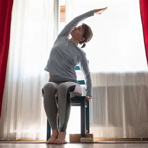 Descubre cómo el yoga en silla puede ser tu aliado en la pérdida de peso y la salud