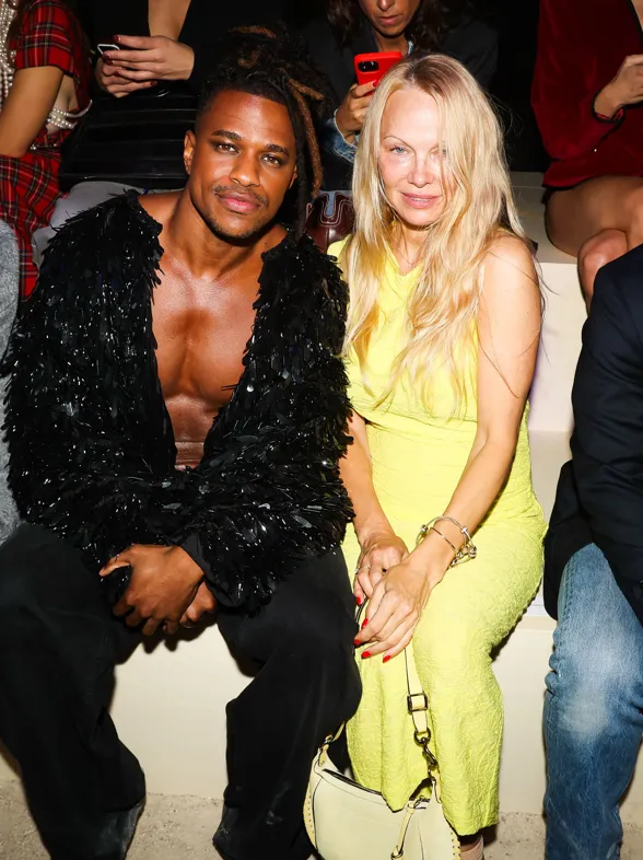 Pamela Anderson a sus 56 años: Belleza natural y sin maquillaje en la Semana de la Moda de París