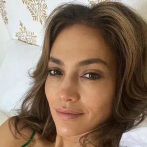 Desciframos el enigma de Jennifer Lopez: ¿Cómo logra esa piel sin maquillaje tan perfecta?