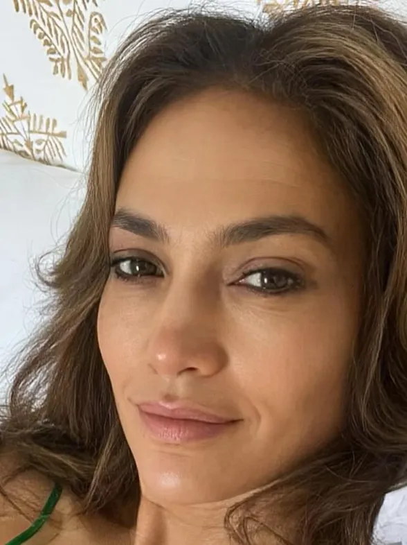 Desciframos el enigma de Jennifer Lopez: ¿Cómo logra esa piel sin maquillaje tan perfecta?